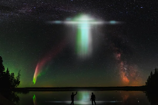 Gente Está Viendo Ovnis Cielo Nocturno Elementos Esta Imagen Proporcionados —  Fotos de Stock