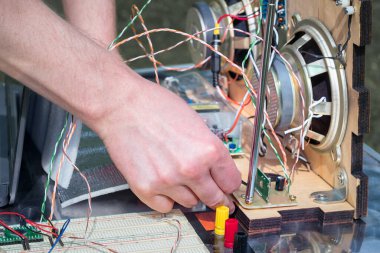 El telleri ve ev yapımı radyonun elektronik bağlantıları. Retro şeyler yapma hobisi.