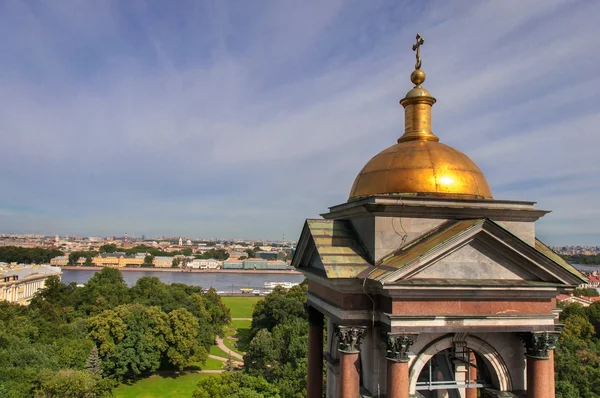 St isaac katedrála blízký pohled na věž a město — Stock fotografie