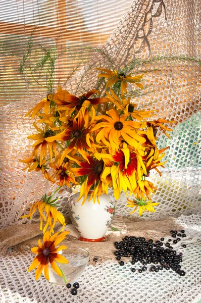 Ramo de flores de color amarillo brillante en el alféizar de la ventana —  Fotos de Stock