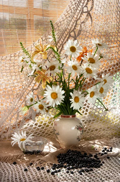 Bouquet avec camomilles sur le rebord de la fenêtre — Photo