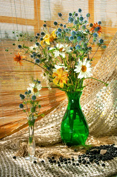 Bouquet con camomille sul davanzale della finestra — Foto Stock