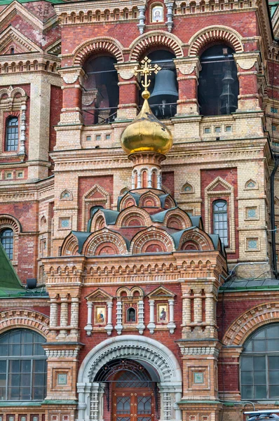 Close-up van de ingang tot de St Peter en Paul kathedraal, Petergof, St Petersburg, Rusland — Stockfoto