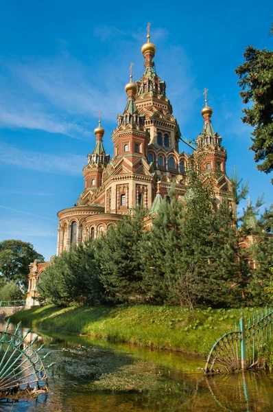 Sts Peter and Paul cathedral, Petergof, St Petersburg, Russia — Stock Photo, Image