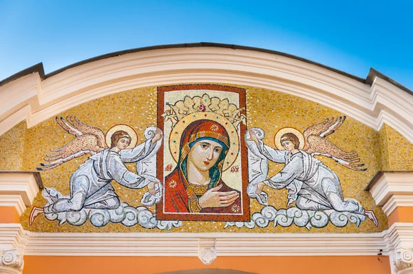 Mosaico Maria e anjo na entrada do Alexander Nevsky Lavra, São Petersburgo, Rússia — Fotografia de Stock