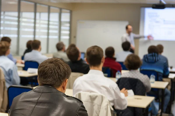 Gente sentada atrás en la conferencia — Foto de Stock