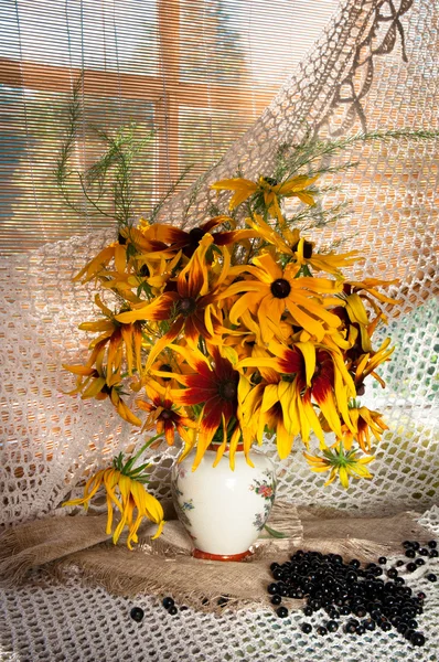 Bouquet of bright yellow flowers on the window sill — Stock Photo, Image