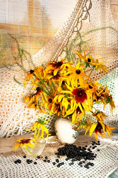 Bouquet of bright yellow flowers on the window sill — Stock Photo, Image