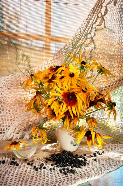 Bouquet of bright yellow flowers on the window sill — Stock Photo, Image