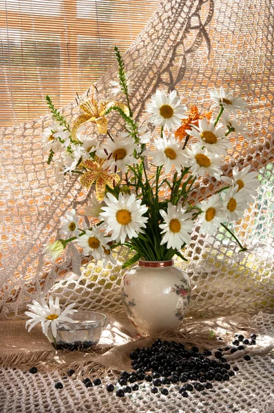 Bouquet con camomille sul davanzale della finestra — Foto Stock