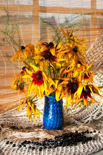 Bouquet of bright yellow flowers on the window sill — Stock Photo, Image