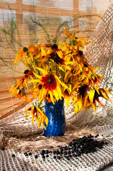 Ramo de flores de color amarillo brillante en el alféizar de la ventana —  Fotos de Stock