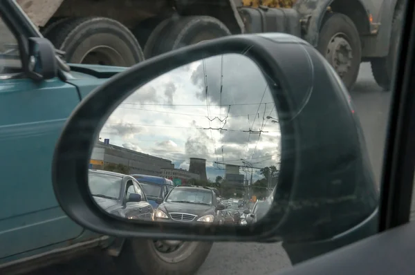 Городской пейзаж в автомобильном зеркале — стоковое фото