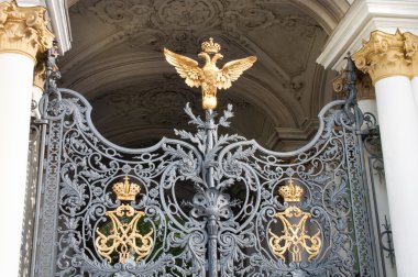 iki başlı kartal hermitage için giriş kapısında