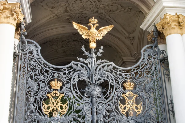 Aigle à deux têtes à l'entrée de l'Ermitage — Photo