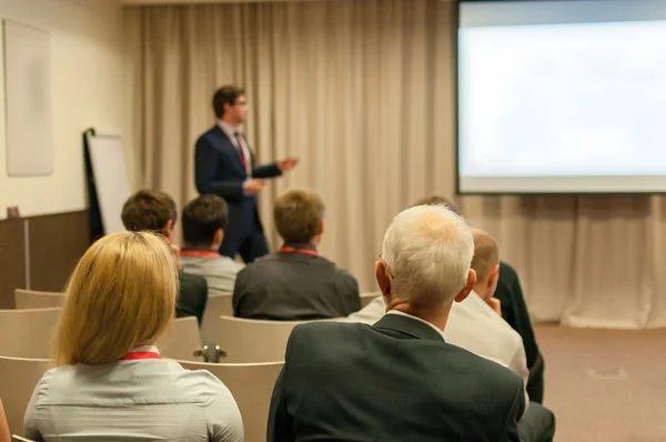 Personer som sitter bak på konferensen business — Stockfoto