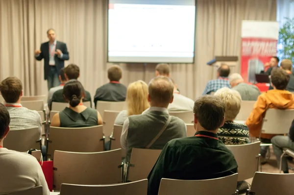 Mensen zitten achter op de business-conferentie — Stockfoto