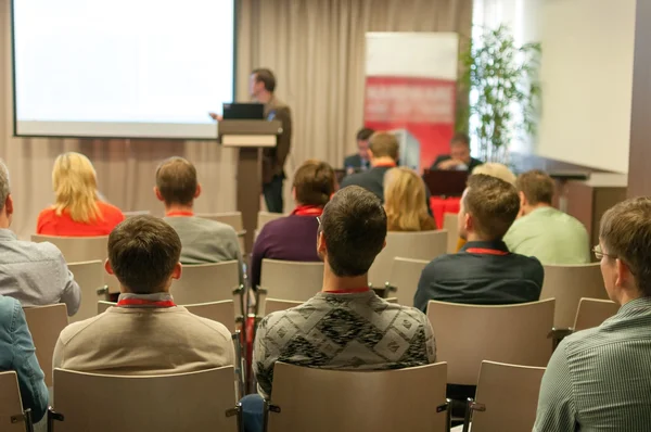 Les gens assis à l'arrière à la conférence d'affaires — Photo