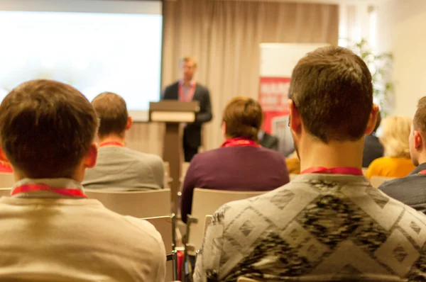 Leute, die hinten auf der Business-Konferenz sitzen — Stockfoto