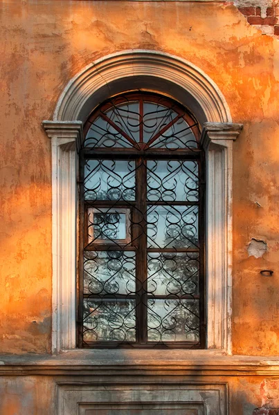 Oude gungy muur met venster — Stockfoto