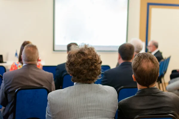 Personer som sitter bak på konferensen business — Stockfoto