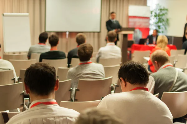 Leute, die hinten auf der Business-Konferenz sitzen — Stockfoto