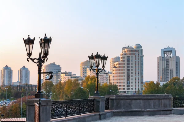 Města Jekatěrinburg vyvolat pouliční lampy navečer — Stock fotografie