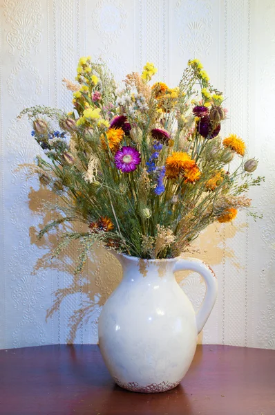 Mazzo di fiori secchi in una pentola bianca — Foto Stock