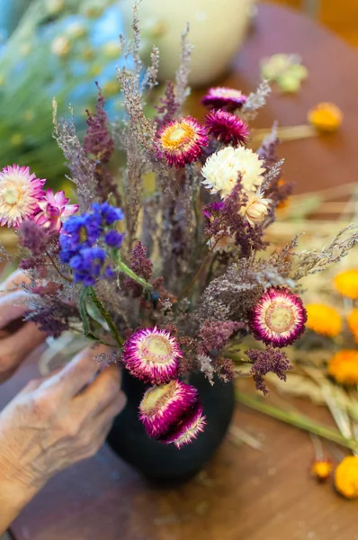 Making the dry flowers bouquet