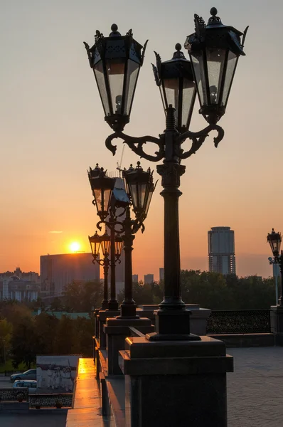 Yekaterinburg cidade jogar as luzes de rua no pôr do sol — Fotografia de Stock