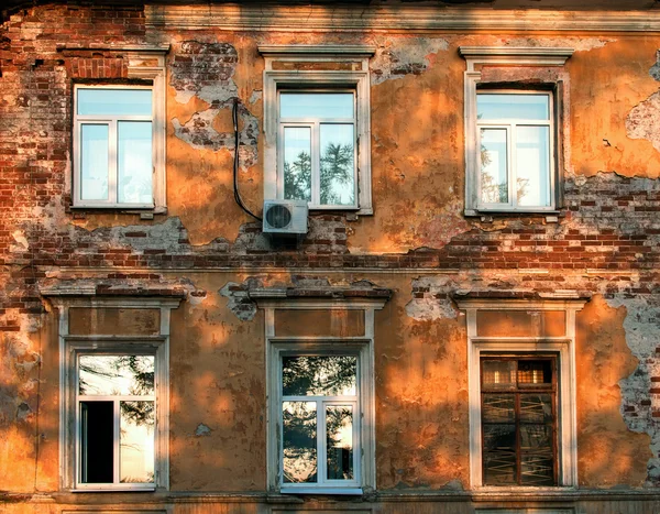 Old windows with air conditioning — Stock Photo, Image