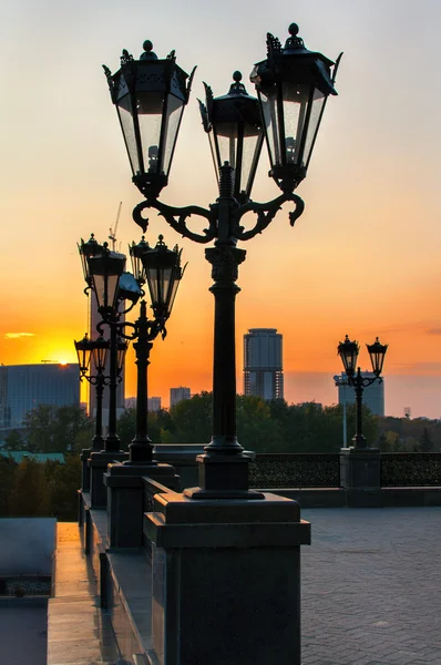 Mieście Yekaterinburg rzucać lamp ulicznych w zachodzie słońca — Zdjęcie stockowe