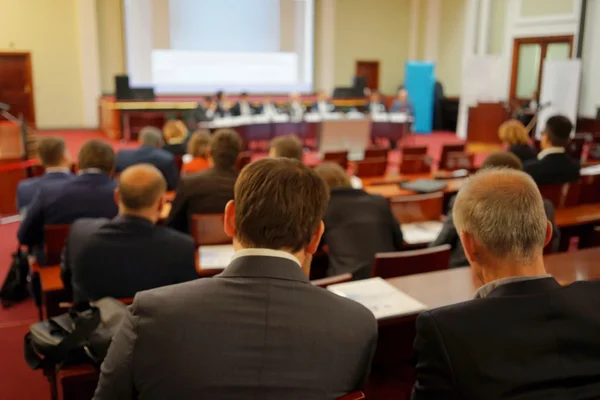 Mensen zitten achter op de business-conferentie — Stockfoto