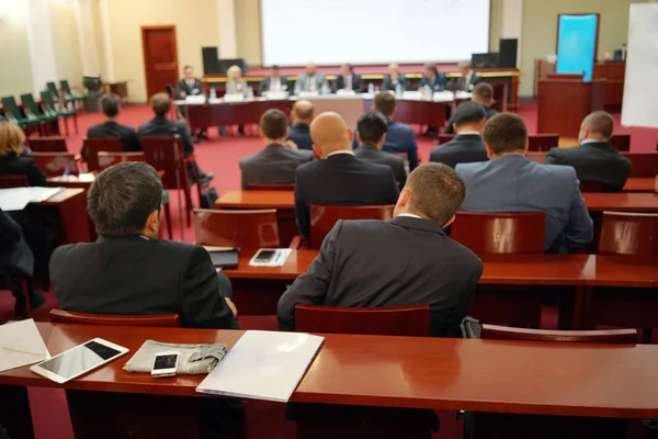 Les gens assis à l'arrière à la conférence d'affaires — Photo