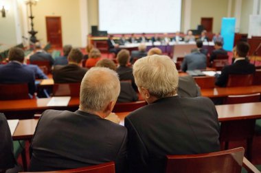 arka iş toplantısında oturan insanlar