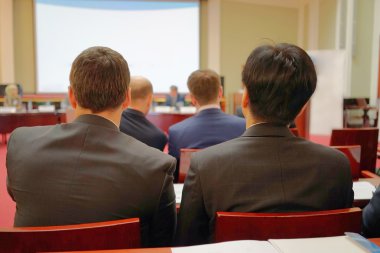 arka iş toplantısında oturan insanlar