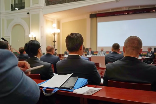 Mensen zitten achter op de business-conferentie — Stockfoto