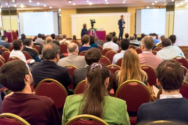 Ludzie siedzący tylne na konferencji biznesowej — Zdjęcie stockowe