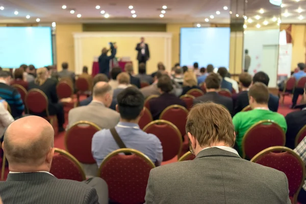 Gente sentada atrás en la conferencia de negocios — Foto de Stock