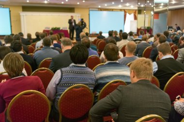 arka iş toplantısında oturan insanlar