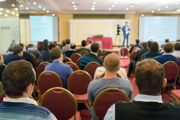 Les gens assis à l'arrière à la conférence d'affaires — Photo