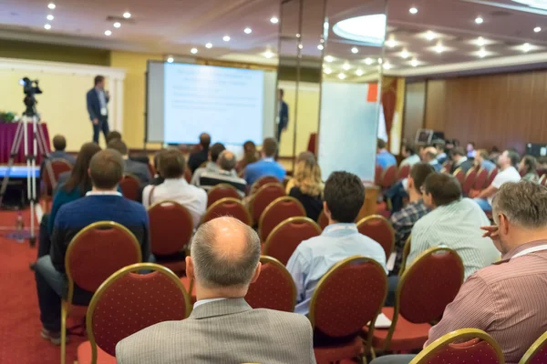 Personer som sitter bak på konferensen business — Stockfoto
