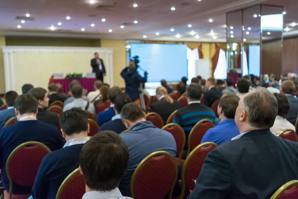 Leute, die hinten auf der Business-Konferenz sitzen — Stockfoto