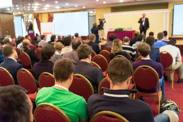 Lidé sedí vzadu na obchodní konferenci — Stock fotografie