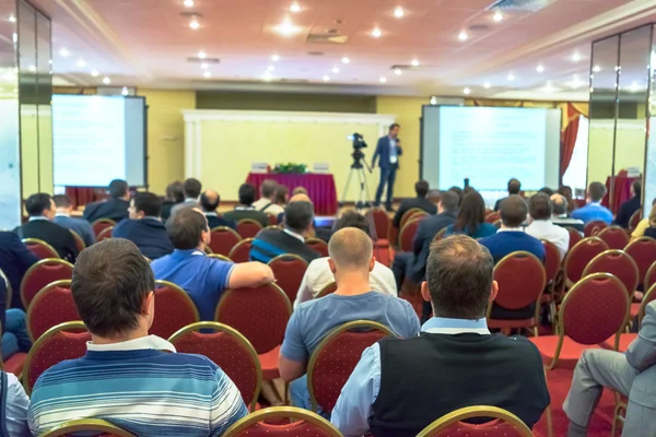 Ludzie siedzący tylne na konferencji biznesowej — Zdjęcie stockowe