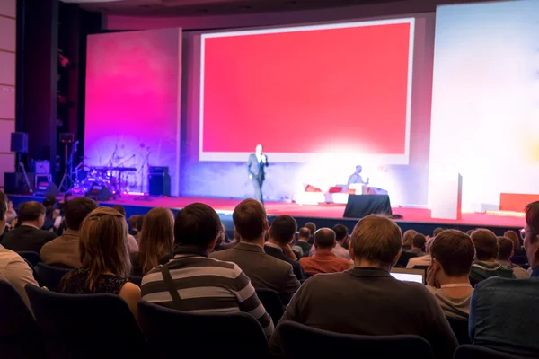 Gente sentada atrás en la conferencia de negocios — Foto de Stock