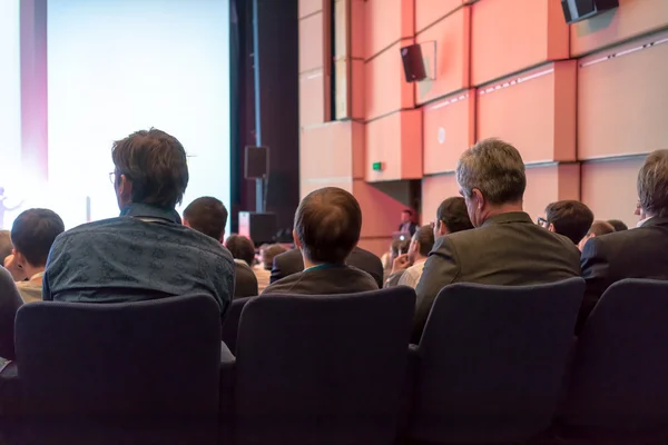 Emberek ülnek a hátsó az üzleti konferencia — Stock Fotó