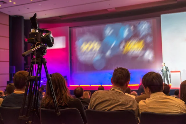 Les gens assis à l'arrière à la conférence d'affaires — Photo