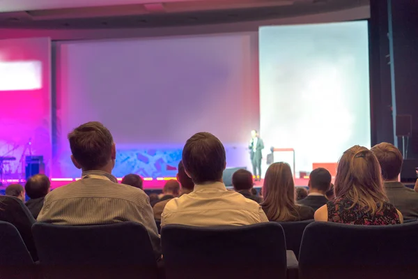 Люди сидять позаду на бізнес-конференції — стокове фото
