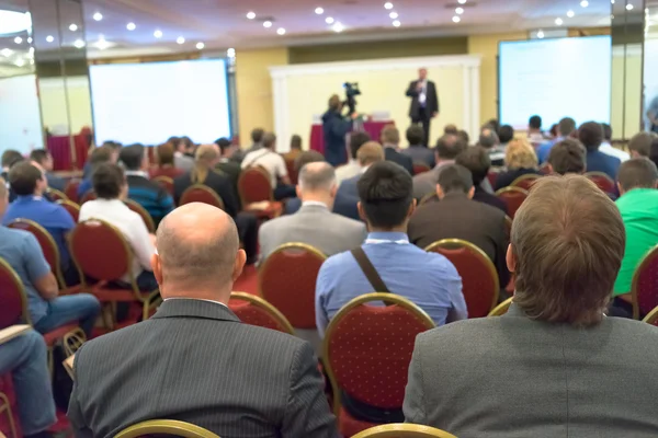 Lidé sedí vzadu na obchodní konferenci Stock Fotografie